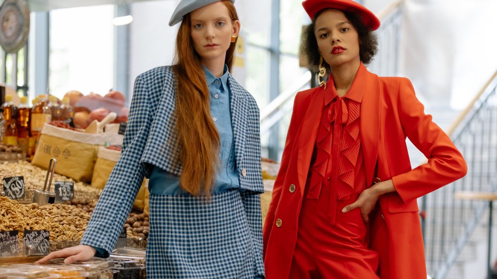 Entenda a Moda Dopamina: roupas coloridas para alto astral
