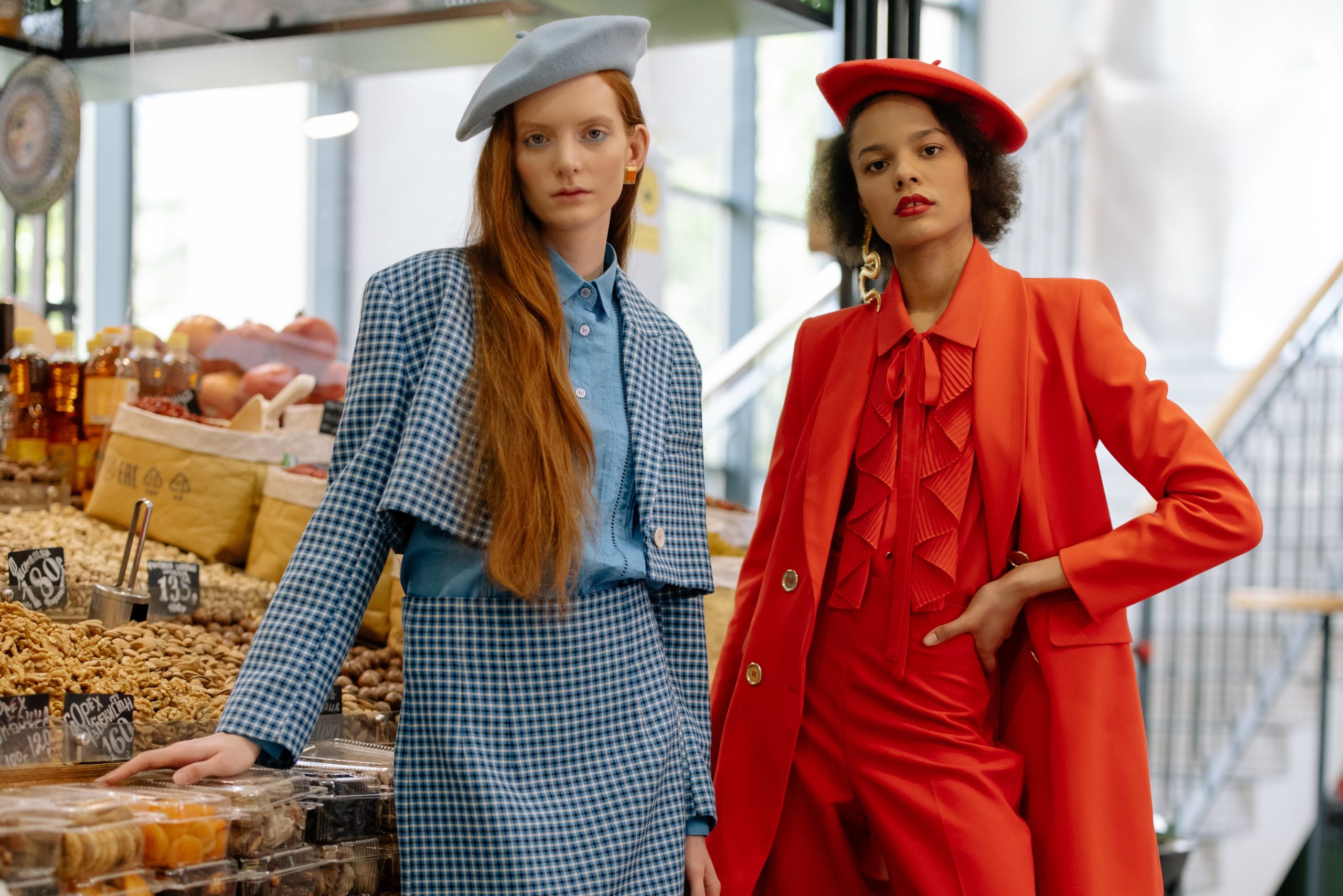 Entenda a Moda Dopamina: roupas coloridas para alto astral